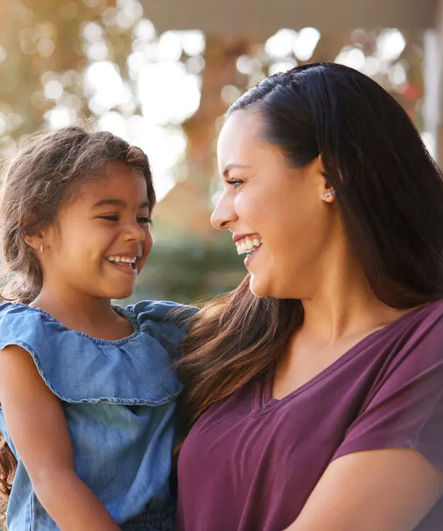 Madre e hija sonriendo juntas